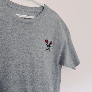 (M) Grey t-shirt oversized embroidered double roses🌹